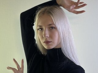 EmiliaHobgood shows anal