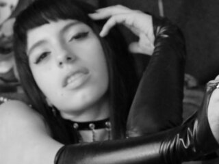 MathildaNox amateur webcam